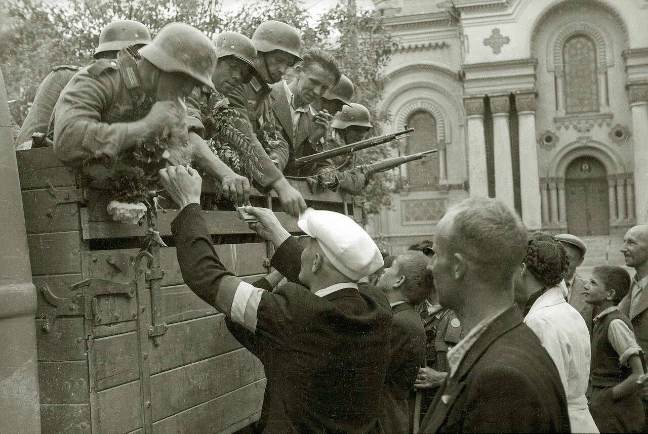 Советские солдаты освободители. Немцы в Вильнюсе 1941. Литовские коллаборационисты 1941. Освобождение Вильнюса 1944. Советский солдат освободитель.